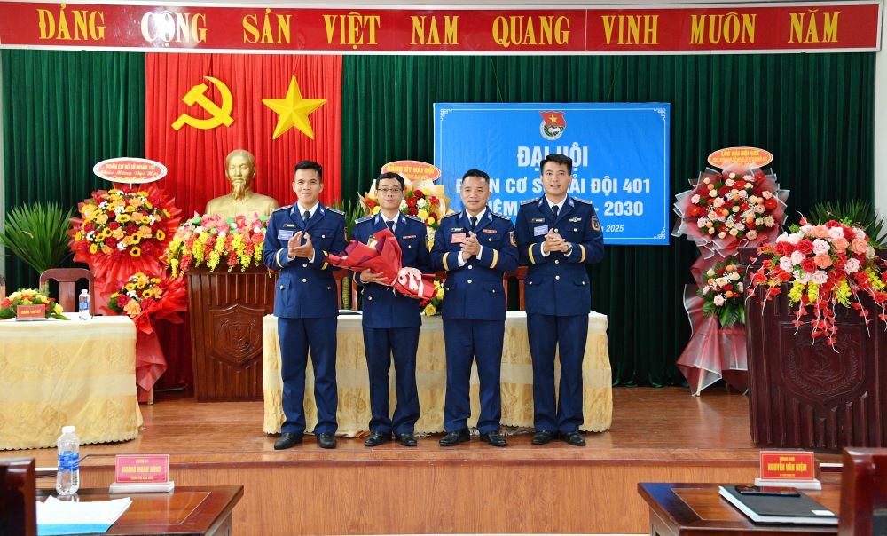 Đại diện Đảng ủy, chỉ huy Hải đội 401 tặng hoa chúc mừng Ban Chấp hành Đoàn cơ sở Hải đội 401 nhiệm kỳ 2025 - 2030