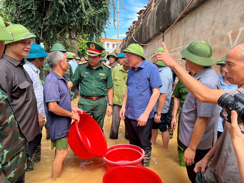 Phó Thủ tướng Thường trực Chính phủ Nguyễn Hoà Bình thăm hỏi, động viên người dân tại khu vực bị ngập lụt do vỡ đê bối tại xã Tiên Lục