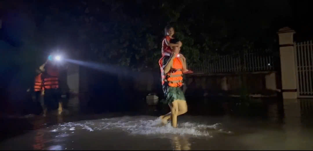 Bắc Ninh: Lực lượng vũ trang trắng đêm phối hợp ứng cứu hàng trăm hộ dân ra khỏi vùng nguy hiểm