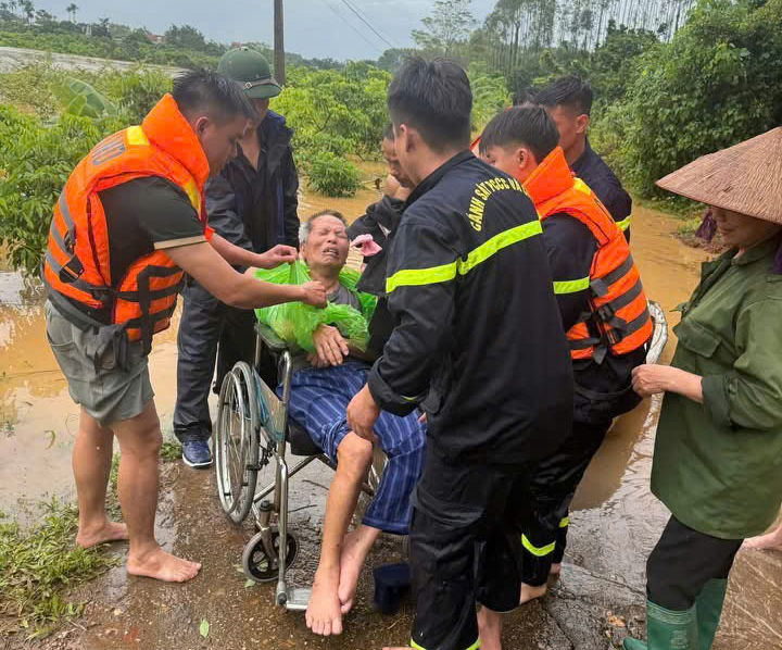 Lực lượng chức năng đưa người dân đến nơi an toàn