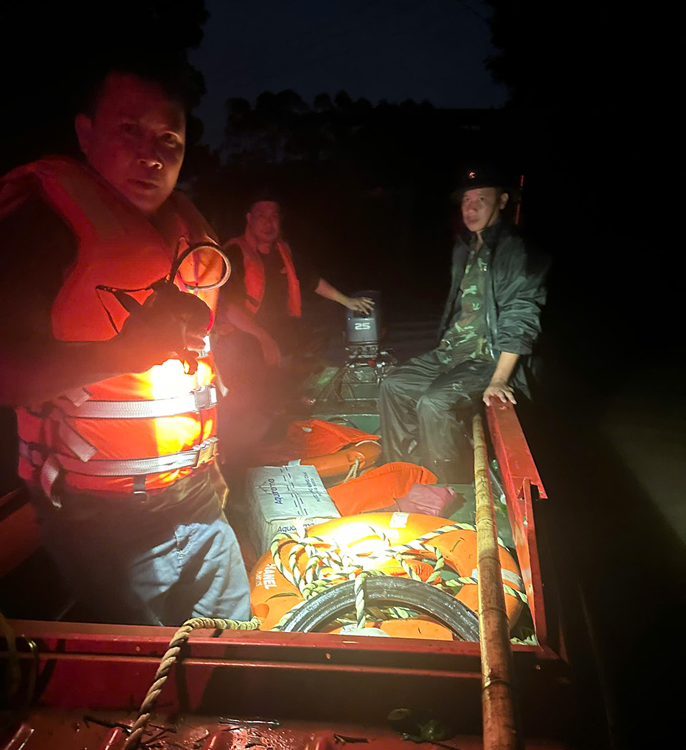 Cán bộ, chiến sĩ quân đội, công an thức trắng đêm lao vào khu vực nguy hiểm cứu người dân.