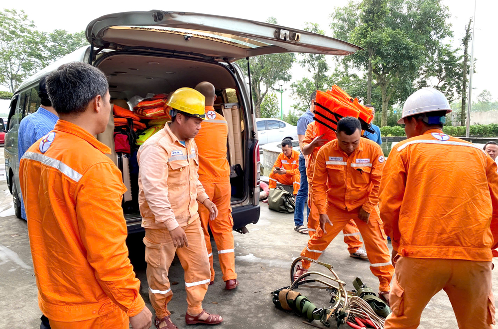 Bắc Ninh: Huy động tối đa lực lượng khắc phục sự cố, sớm cấp điện trở lại vùng ngập úng