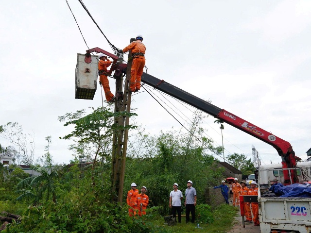 Đến 12h trưa 8/10, hệ thống điện trên địa bàn tỉnh Nghệ An đã cơ bản được khôi phục hoàn toàn.