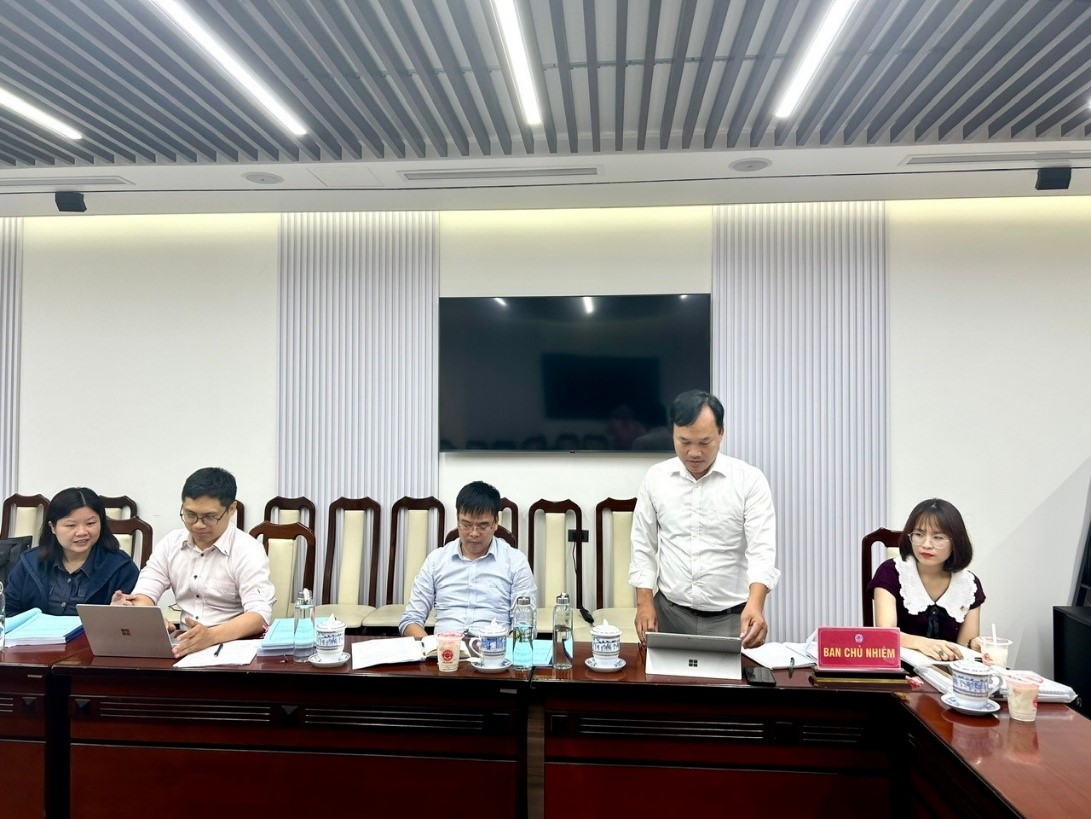 Chủ nhiệm đề tài KS. Bùi Công Hiển báo cáo kết quả trước Hội đồng.