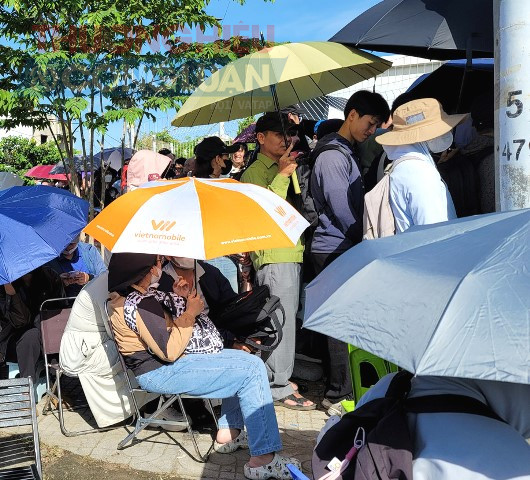 Dòng người đổ về khu vực dự án, kéo dài ra tận ngoài đường.