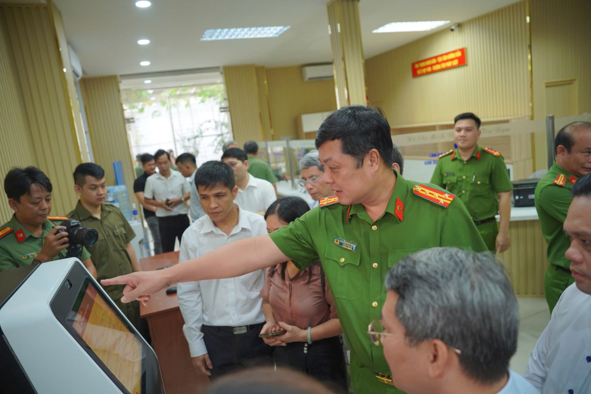 Phó giám đốc Công an TP. HCM nhấn mạnh giải quyết thủ tục hành chính phải rõ trách nhiệm, đúng quy trình, đúng thời hạn Phó giám đốc Công an TP. HCM nhấn mạnh giải quyết thủ tục hành chính phải rõ trách nhiệm, đúng quy trình, đúng thời hạn