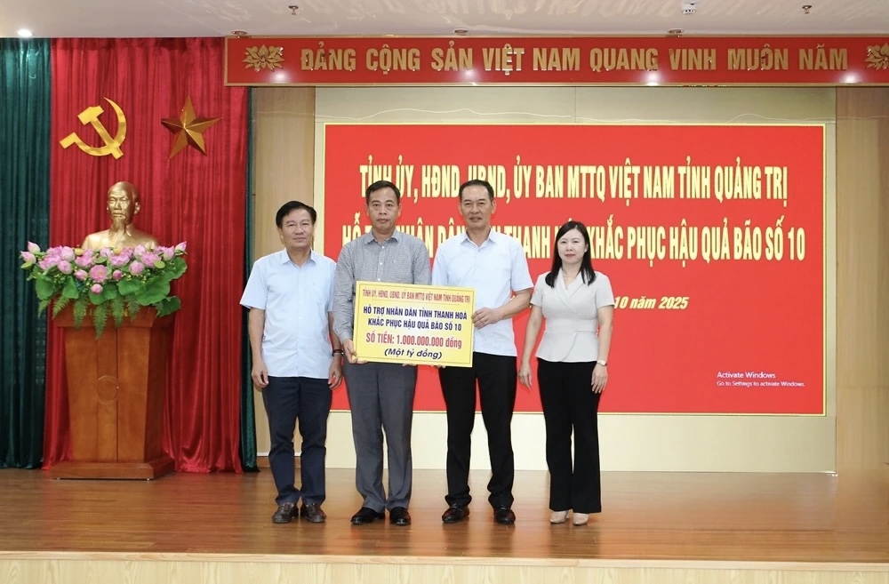 Đồng chí Trịnh Tuấn Sinh, Phó Bí thư Tỉnh ủy, Chủ tịch Ủy ban MTTQ tỉnh Thanh Hóa, đón nhận kinh phí ủng hộ của tỉnh Quảng Trị. Đồng chí Trịnh Tuấn Sinh, Phó Bí thư Tỉnh ủy, Chủ tịch Ủy ban MTTQ tỉnh Thanh Hóa, đón nhận kinh phí ủng hộ của tỉnh Quảng Trị.