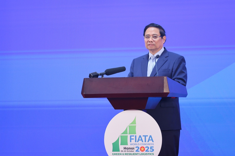 Thủ tướng Phạm Minh Chính phát biểu tại Đại hội Thế giới Liên đoàn quốc tế Các hiệp hội Giao nhận và Vận tải (FIATA World Congress 2025) - Ảnh: VGP/Nhật Bắc Thủ tướng Phạm Minh Chính phát biểu tại Đại hội Thế giới Liên đoàn quốc tế Các hiệp hội Giao nhận và Vận tải (FIATA World Congress 2025) - Ảnh: VGP/Nhật Bắc