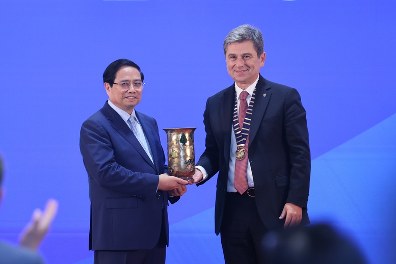 Ông Turgut Erkeskin, Chủ tịch FIATA tặng quà lưu niệm Thủ tướng Phạm Minh Chính - Ảnh: VGP/Nhật Bắc Ông Turgut Erkeskin, Chủ tịch FIATA tặng quà lưu niệm Thủ tướng Phạm Minh Chính - Ảnh: VGP/Nhật Bắc