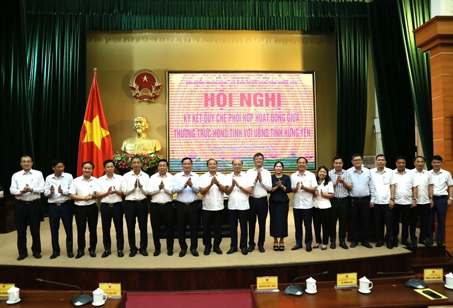 Lãnh đạo hai cơ quan cùng chụp ảnh lưu niệm tại hội nghị ký kết Quy chế phối hợp.