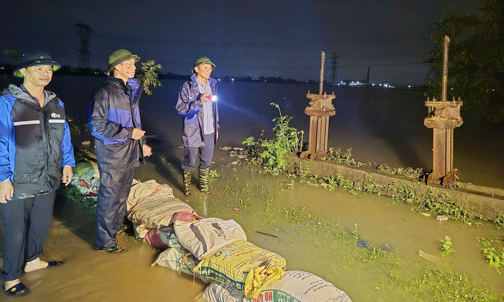 Lãnh đạo xã Hợp Thịnh kiểm tra mực nước trên sông Cầu.