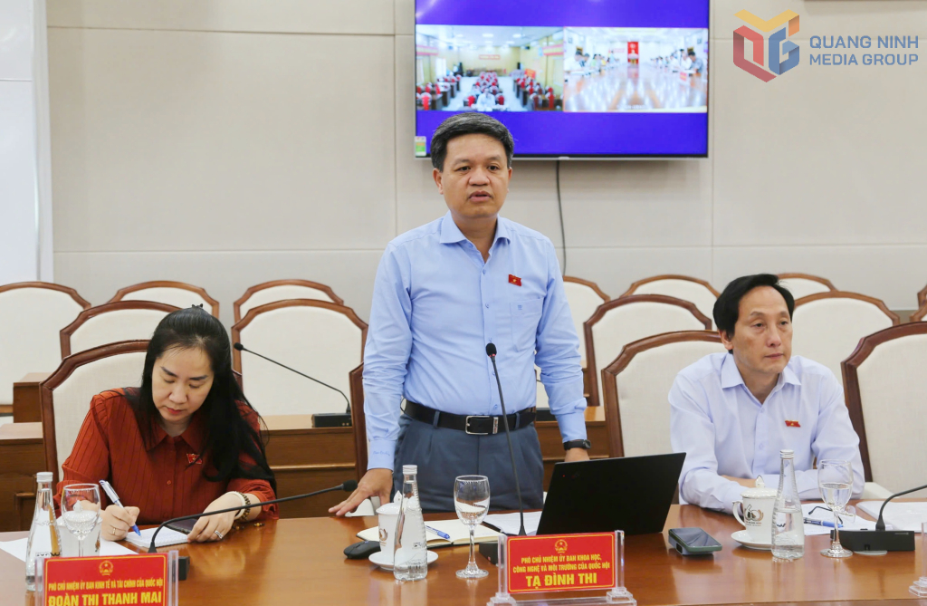 &Ocirc;ng Tạ Đ&igrave;nh Thi, Ph&oacute; Chủ nhiệm Ủy ban Khoa học, C&ocirc;ng nghệ v&agrave; M&ocirc;i trường của Quốc hội ph&aacute;t biểu tại buổi l&agrave;m việc.