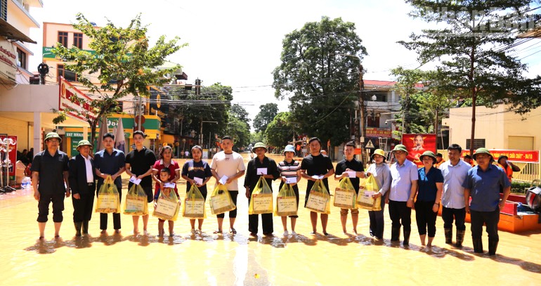 Phó Thủ tướng Hồ Đức Phớc cùng lãnh đạo tỉnh Lạng Sơn tặng quà cho người dân chịu ảnh hưởng của mưa bão tại xã Hữu Lũng