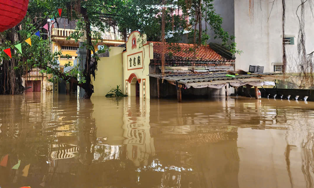 Nước sông Cầu dâng cao làm khu dân sinh phường Vân Hà bị ngập sâu. Nước sông Cầu dâng cao làm khu dân sinh phường Vân Hà bị ngập sâu.