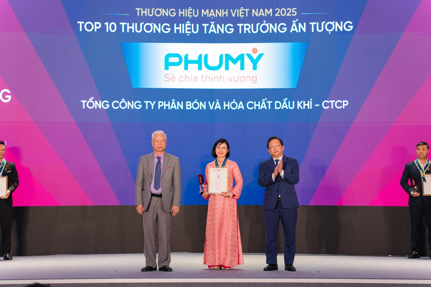 Đại diện PVFCCo - Phú Mỹ vinh dự đón nhận danh hiệu Top 10 Thương hiệu mạnh tăng trưởng ấn tượng, nằm trong Top 50 Thương hiệu mạnh Việt Nam năm 2025