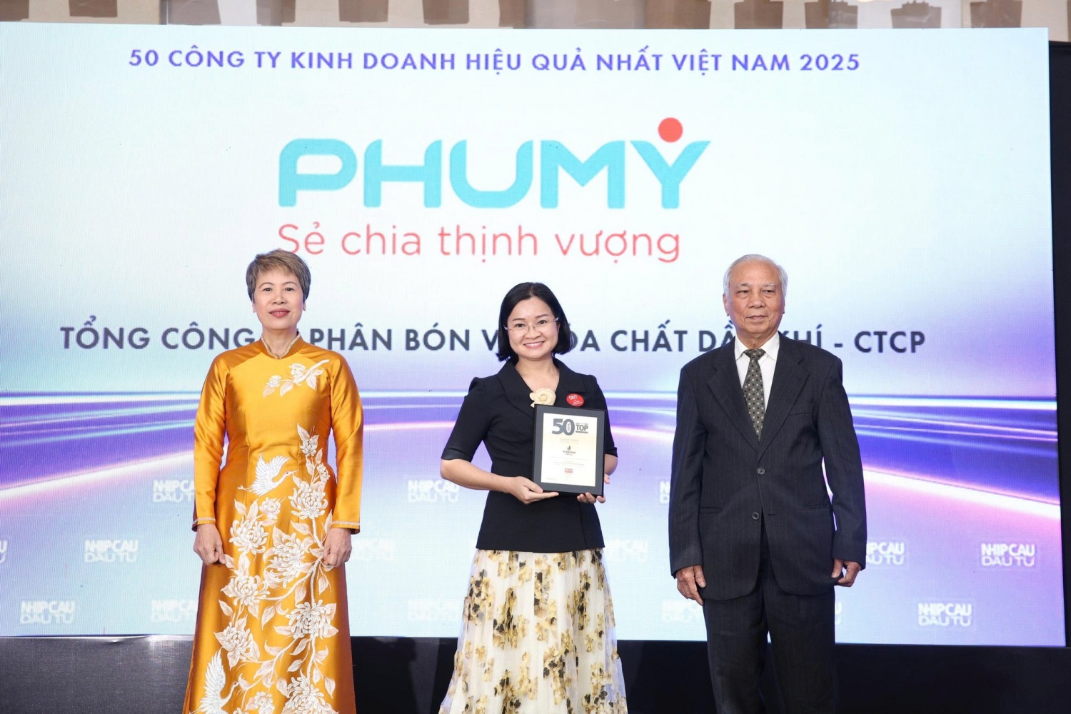 Đại diện PVFCCo - Phú Mỹ đón nhận danh hiệu Top 50 Công ty kinh doanh hiệu quả nhất