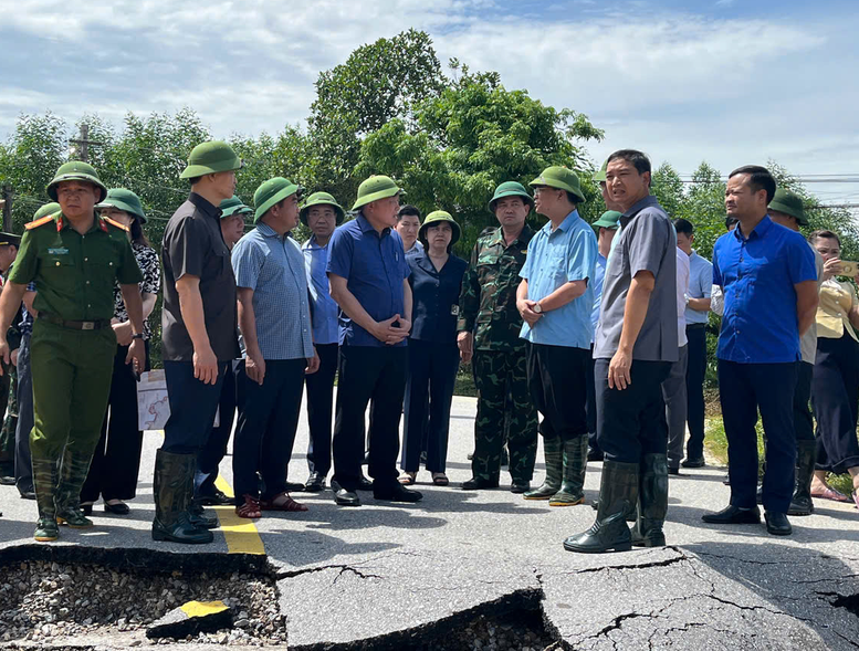 Phó Thủ tướng Thường trực Chính phủ Nguyễn Hòa Bình kiểm tra một điểm sạt lở nghiêm trọng do mưa lũ
