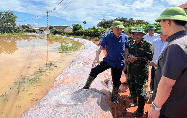 Phó Thủ tướng Thường trực Chính phủ Nguyễn Hoà Bình thị sát tình hình ngập lụt tại xã Phúc Hòa do nước sông Thương lên cao