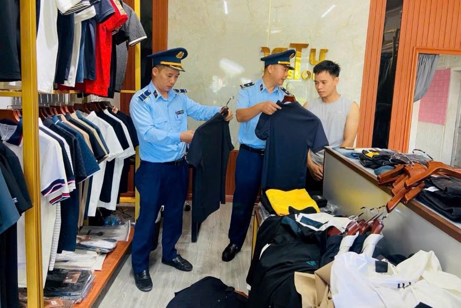 Lực lượng QLTT Hà Tĩnh chủ động triển khai nhiều giải pháp, tuyên truyền, kiểm tra và xử lý nghiêm các trường hợp vi phạm. Lực lượng QLTT Hà Tĩnh chủ động triển khai nhiều giải pháp, tuyên truyền, kiểm tra và xử lý nghiêm các trường hợp vi phạm.