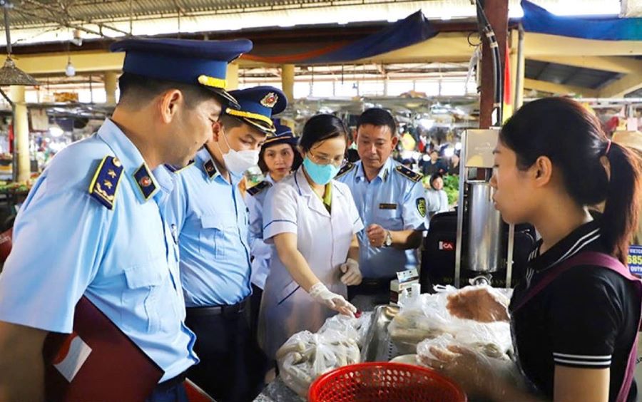 QLTT Hà Tĩnh phối hợp với Chi cục An toàn thực phẩm tiến hành lấy mẫu ngẫu nhiên, test nhanh hàn the tại các cơ sở sản xuất, kinh doanh thực phẩm. QLTT Hà Tĩnh phối hợp với Chi cục An toàn thực phẩm tiến hành lấy mẫu ngẫu nhiên, test nhanh hàn the tại các cơ sở sản xuất, kinh doanh thực phẩm.