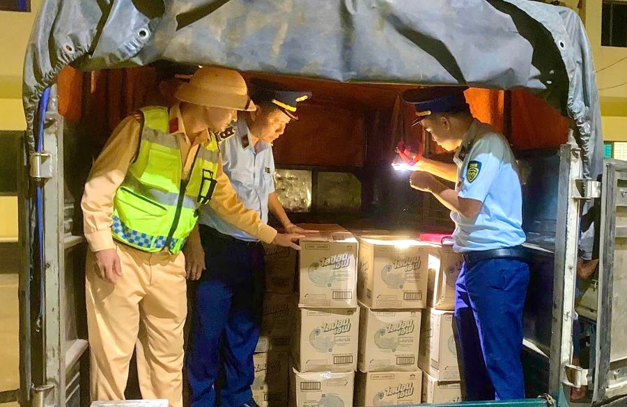 Lực lượng QLTT phối hợp với lực lượng CSGT kiểm tra, phát hiện các vụ vận chuyển hàng trăm can nước rửa chén nhập lậu. Lực lượng QLTT phối hợp với lực lượng CSGT kiểm tra, phát hiện các vụ vận chuyển hàng trăm can nước rửa chén nhập lậu.