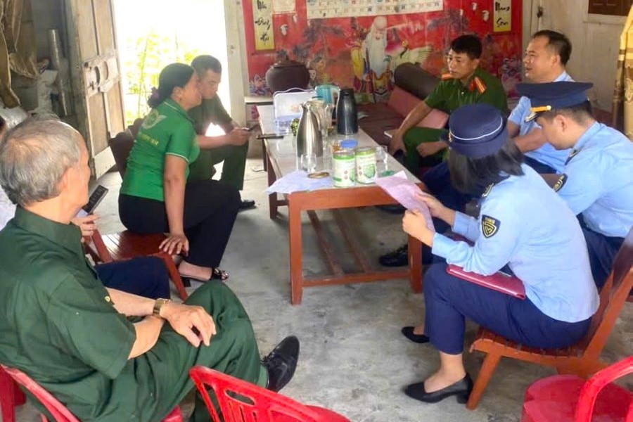 Lực lượng QLTT Hà Tĩnh phối hợp Công an xã tuyên truyền, phổ biến giáo dục pháp luật cho người dân trên địa bàn. Lực lượng QLTT Hà Tĩnh phối hợp Công an xã tuyên truyền, phổ biến giáo dục pháp luật cho người dân trên địa bàn.