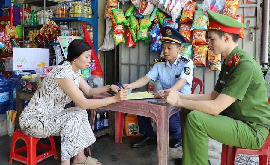 Đẩy mạnh tuyên truyền, vận động thực hiện ký cam kết đối với các hộ kinh doanh. Đẩy mạnh tuyên truyền, vận động thực hiện ký cam kết đối với các hộ kinh doanh.