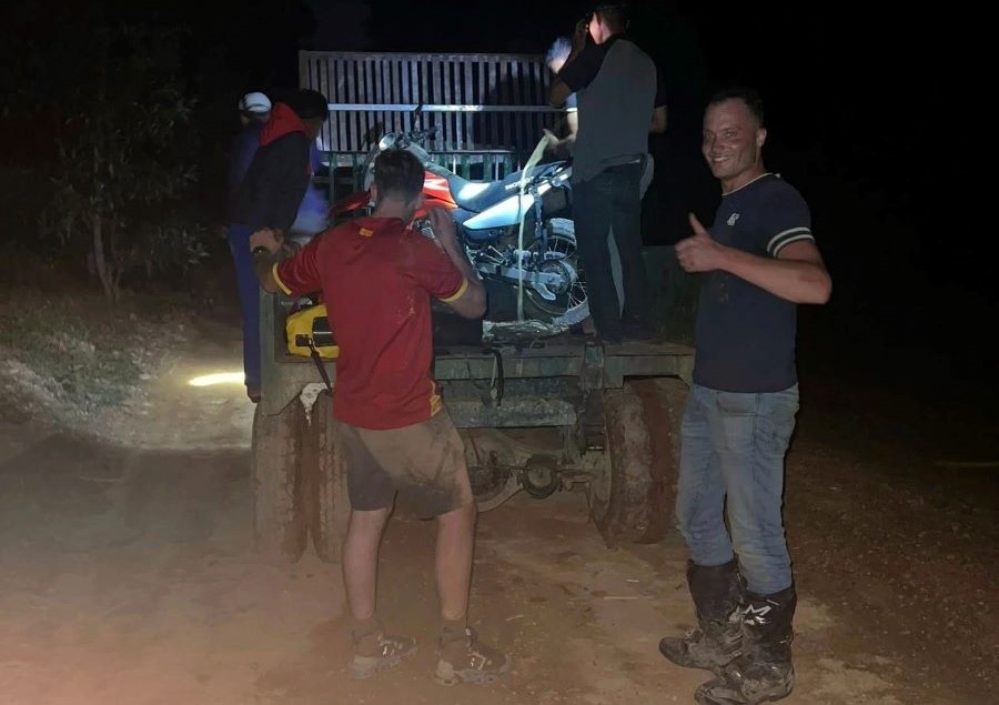 Quảng Trị: Công an giải cứu 2 du khách Hà Lan đi lạc giữa rừng sâu lúc trời mưa lớn