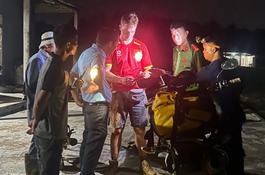 Lực lượng cứu hộ trao đổi với khách du lịch Hà Lan khi đưa 2 du khách ra ngoài an toàn.