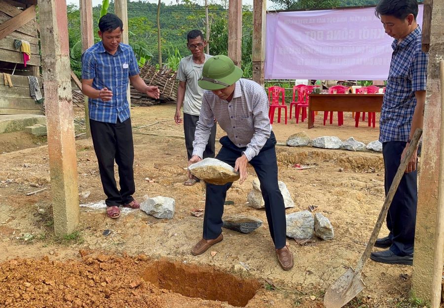 Lãnh đạo xã Tuyên Lâm tham gia khởi công xây dựng nhà cho người dân. Lãnh đạo xã Tuyên Lâm tham gia khởi công xây dựng nhà cho người dân.