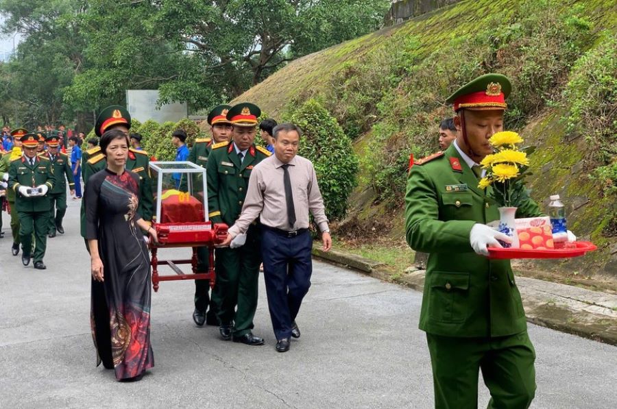 Đồng chí Phó chủ tịch UBND tỉnh Lê Đức Tiến cùng các đại biểu di chuyển hài cốt liệt sĩ về nơi an táng.
