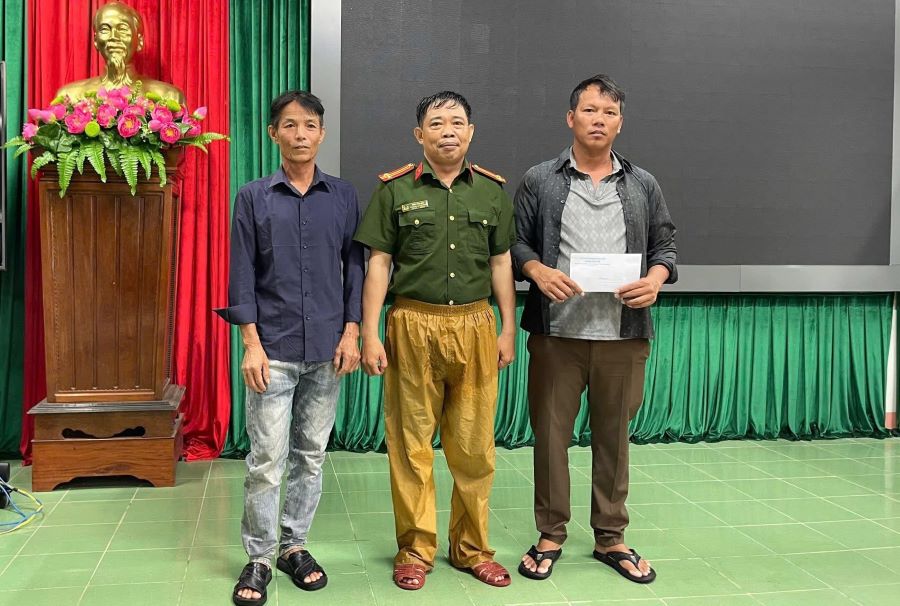 Quảng Trị: Tặng bằng khen cho 3 cá nhân dũng cảm vượt sóng dữ cứu 7 người trên tàu cá gặp nạn