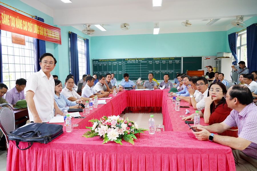 Phó Chủ tịch UBND tỉnh Hoàng Xuân Tân họp bàn với các sở, ban, ngành và địa phương liên quan để triển khai các bước tiếp theo.