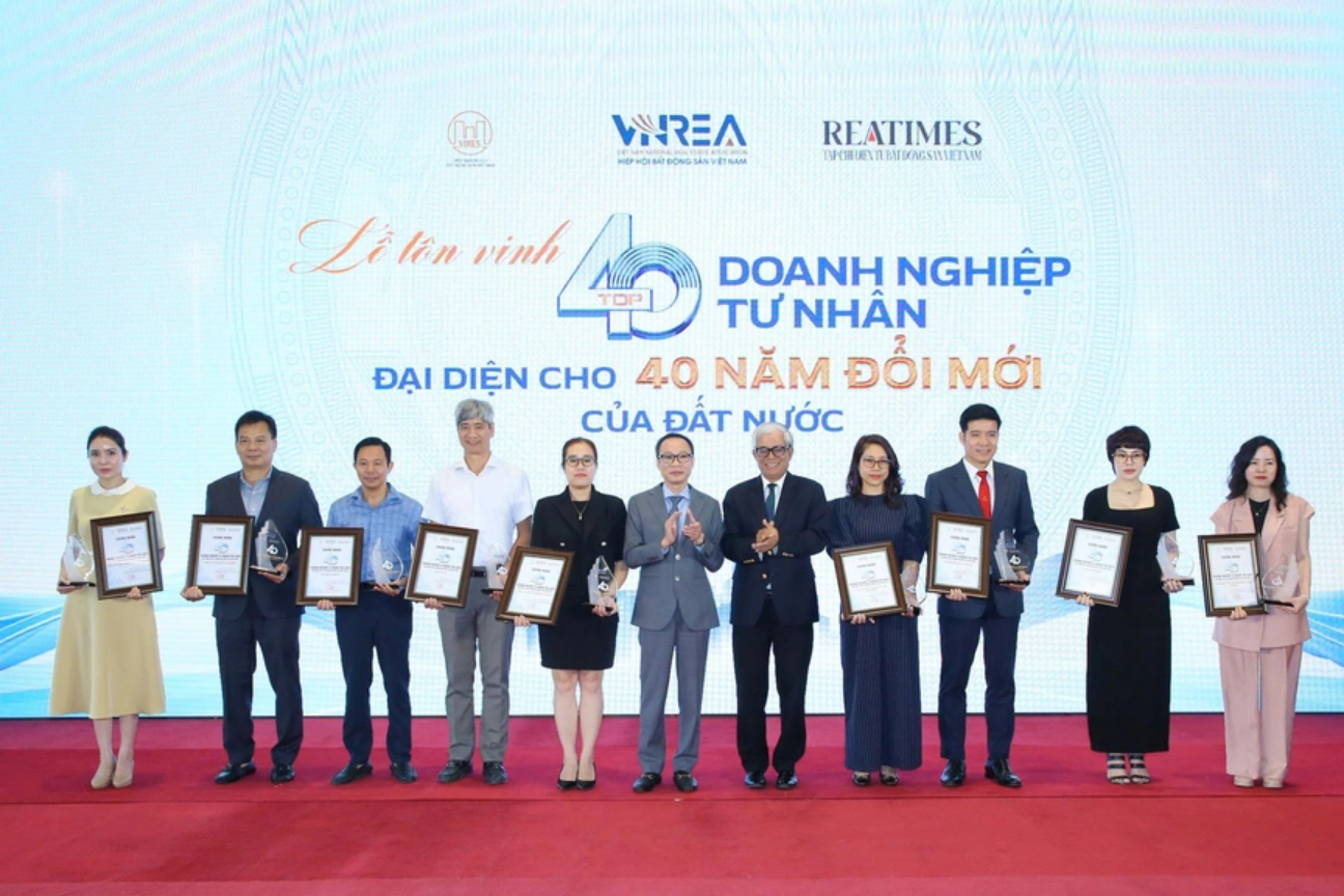 Nhà báo Phạm Nguyễn Toan và Đại sứ Phạm Quang Vinh trao tặng danh hiệu Top 40 Doanh nghiệp tư nhân tiêu biểu năm 2025 cho nhóm các doanh nghiệp Nhà báo Phạm Nguyễn Toan và Đại sứ Phạm Quang Vinh trao tặng danh hiệu Top 40 Doanh nghiệp tư nhân tiêu biểu năm 2025 cho nhóm các doanh nghiệp