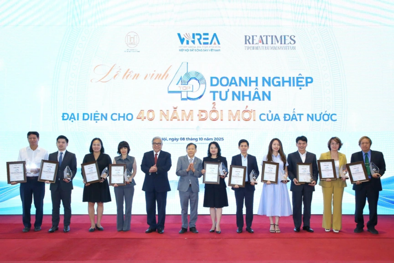 /TS. Nguyễn Văn Khôi và GS.TSKH.NGND. Vũ Minh Giang trao tặng danh hiệu Top 40 Doanh nghiệp tư nhân tiêu biểu năm 2025 cho các doanh nghiệp-1.webp /TS. Nguyễn Văn Khôi và GS.TSKH.NGND. Vũ Minh Giang trao tặng danh hiệu Top 40 Doanh nghiệp tư nhân tiêu biểu năm 2025 cho các doanh nghiệp-1.webp