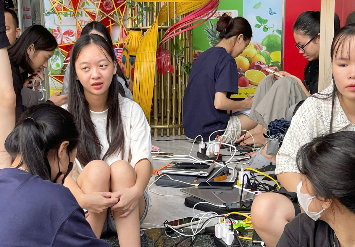 Điểm hỗ trợ sạc pin điện thoại, máy tính phục vụ nhu cầu làm việc, học tập tại Siêu thị Minh Cầu.