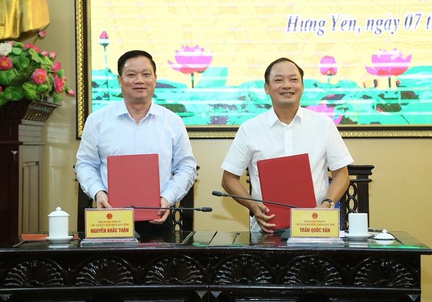 Ông Trần Quốc Văn, Phó Bí thư Tỉnh ủy, Chủ tịch HĐND tỉnh và Phó Bí thư Tỉnh ủy, Chủ tịch UBND tỉnh Nguyễn Khắc Thận ký Quy chế phối hợp.