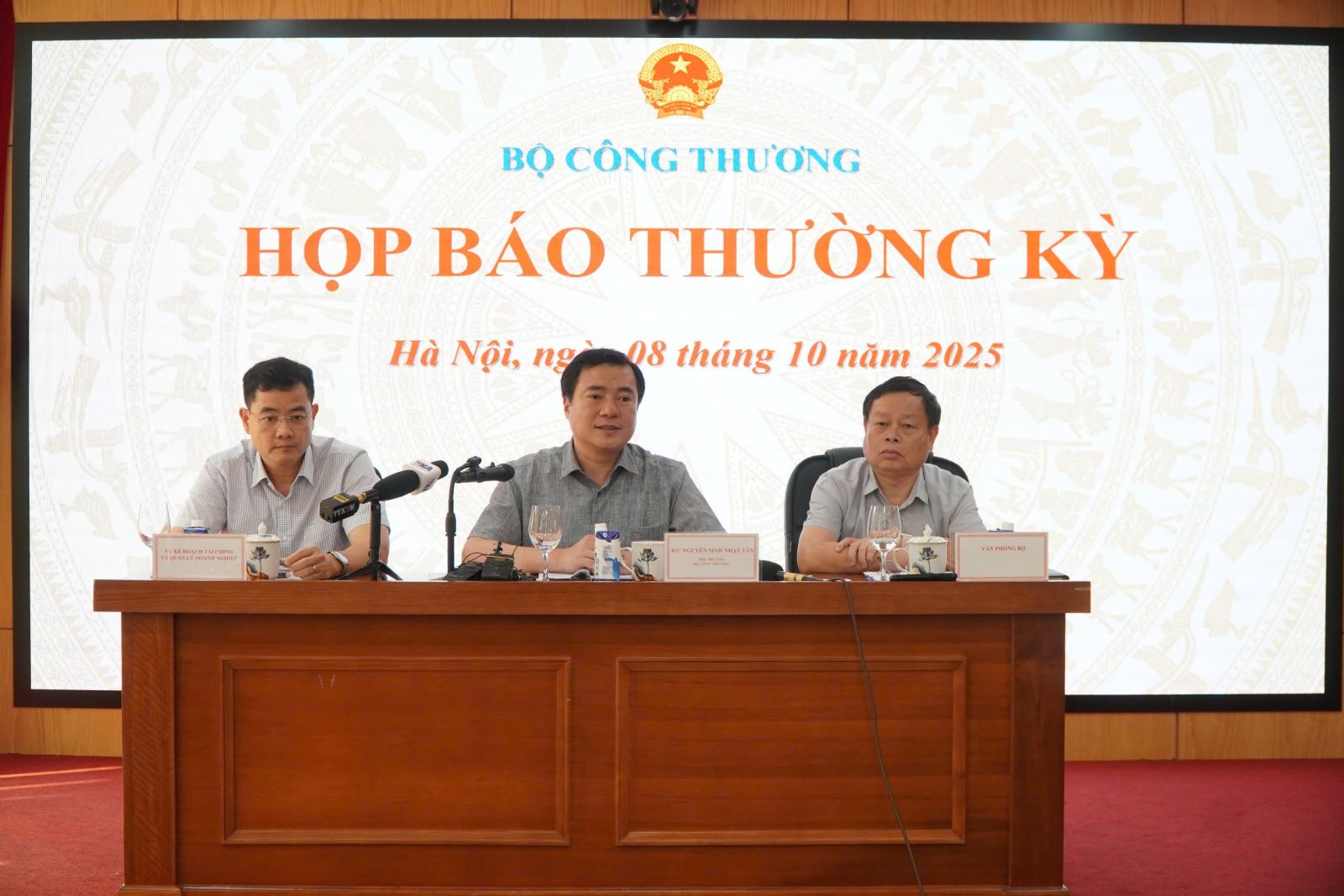 Thứ trưởng Bộ Công thương Nguyễn Sinh Nhật Tân chủ trì.