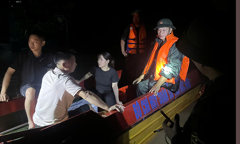 Các lực lượng thức trắng đêm ứng cứu người dân trong vùng lũ.