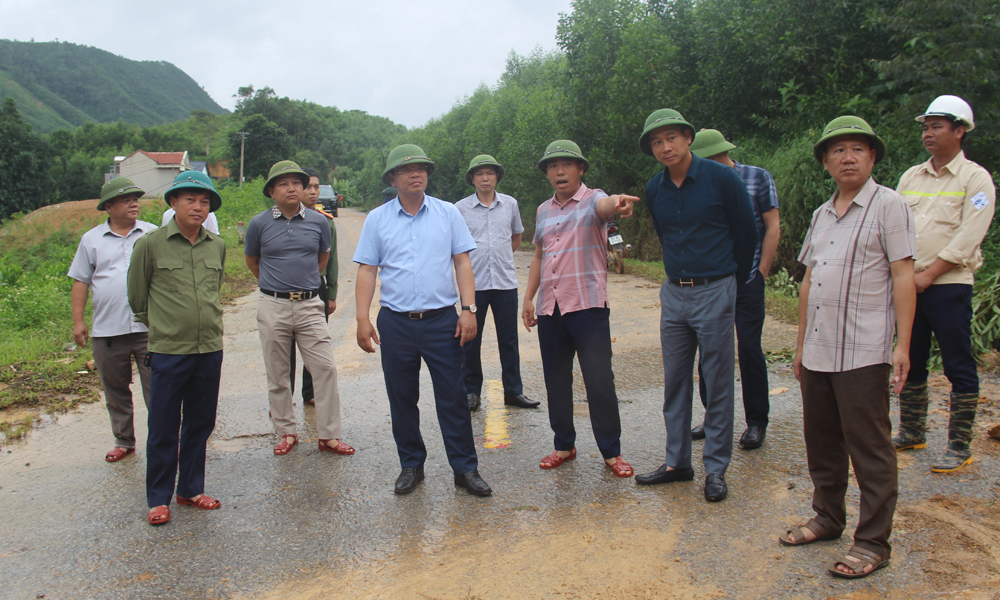 Đồng chí Phan Thế Tuấn Phó Chủ tịch UBND tỉnh cùng đoàn công tác kiểm tra điểm sạt lở tại Km96 + 800, quốc lộ 31.