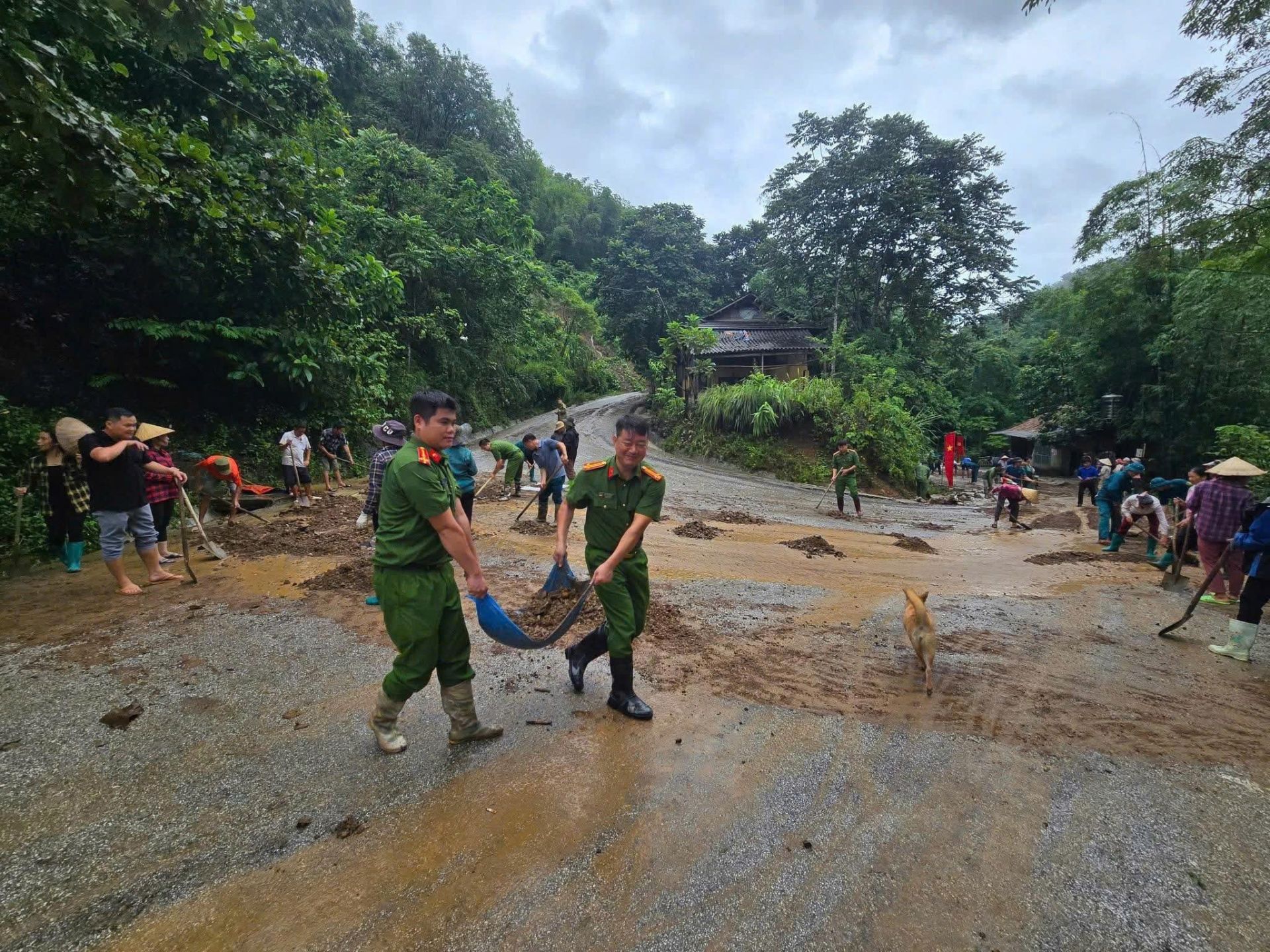 Lực lượng chức năng cùng người dân khắc phục hậu quả sau bão (ảnh: Công an tỉnh Phú Thọ).