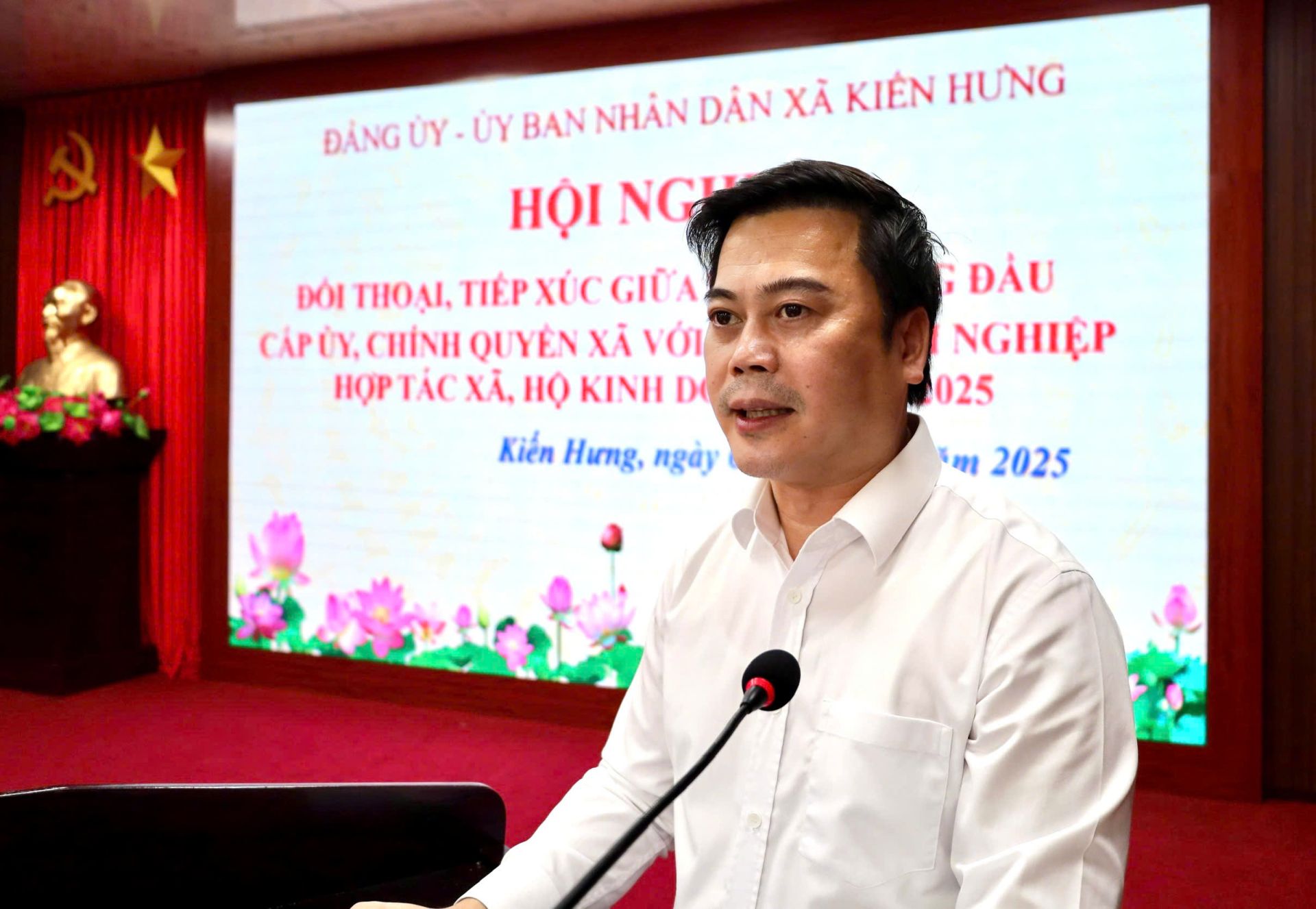 Đồng chí Lê Hữu Toản, Bí thư Đảng ủy xã phát biểu tại Hội nghị. Đồng chí Lê Hữu Toản, Bí thư Đảng ủy xã phát biểu tại Hội nghị.