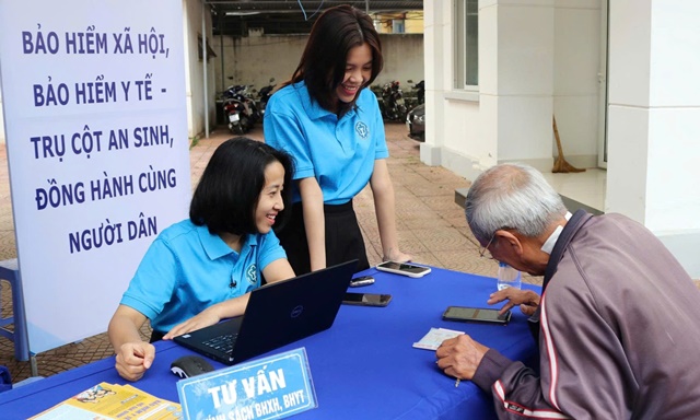 Đắk Lắk: Vận động người nhận lương hưu, trợ cấp BHXH qua phương thức thanh toán không dùng tiền mặt
