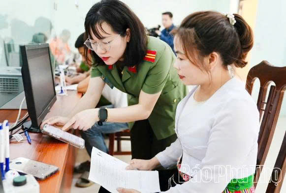 Cán bộ cấp xã tận tình hướng dẫn tổ chức, cá nhân thực hiện dịch vụ công trực tuyến Cán bộ cấp xã tận tình hướng dẫn tổ chức, cá nhân thực hiện dịch vụ công trực tuyến