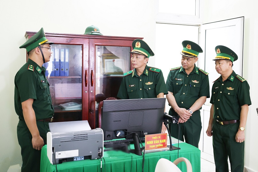 Thiếu tướng Hoàng Hữu Chiến và đoàn công tác kiểm tra tại Trạm kiểm soát Biên phòng Bãi Chệt