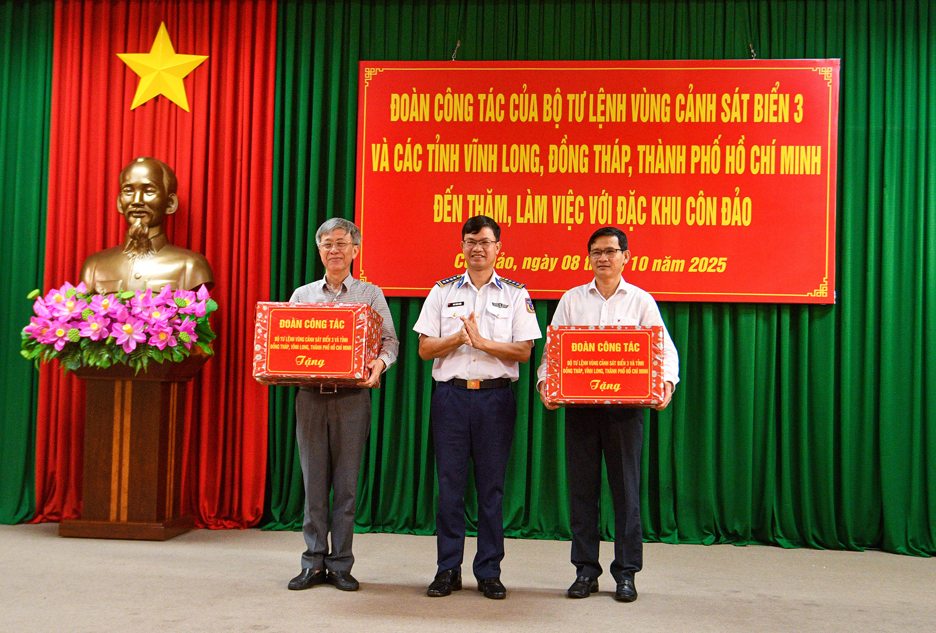 Tặng quà các gia đình chính sách, gia đình ngư dân khó khăn, học sinh có hoàn cảnh khó khăn tại đặc khu Côn Đảo.