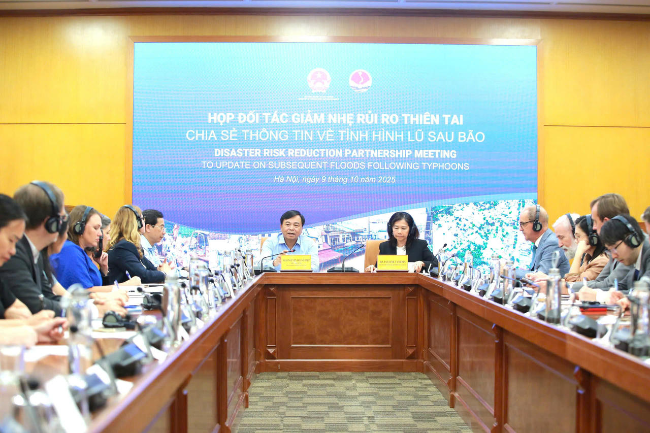 Bộ Nông nghiệp và Môi trường tổ chức cuộc họp với các Đối tác Giảm nhẹ rủi ro thiên tai (DRRP), chia sẻ thông tin về tình hình lũ lụt sau bão và bàn giải pháp hỗ trợ khẩn cấp cho nhân dân vùng lũ. Ảnh: Ngọc Hà