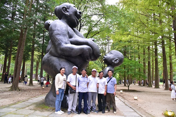 Đoàn Hiệp hội du lịch Ninh Thuận- Khánh Hòa chụp ảnh lưu niệm trên đảo Nami