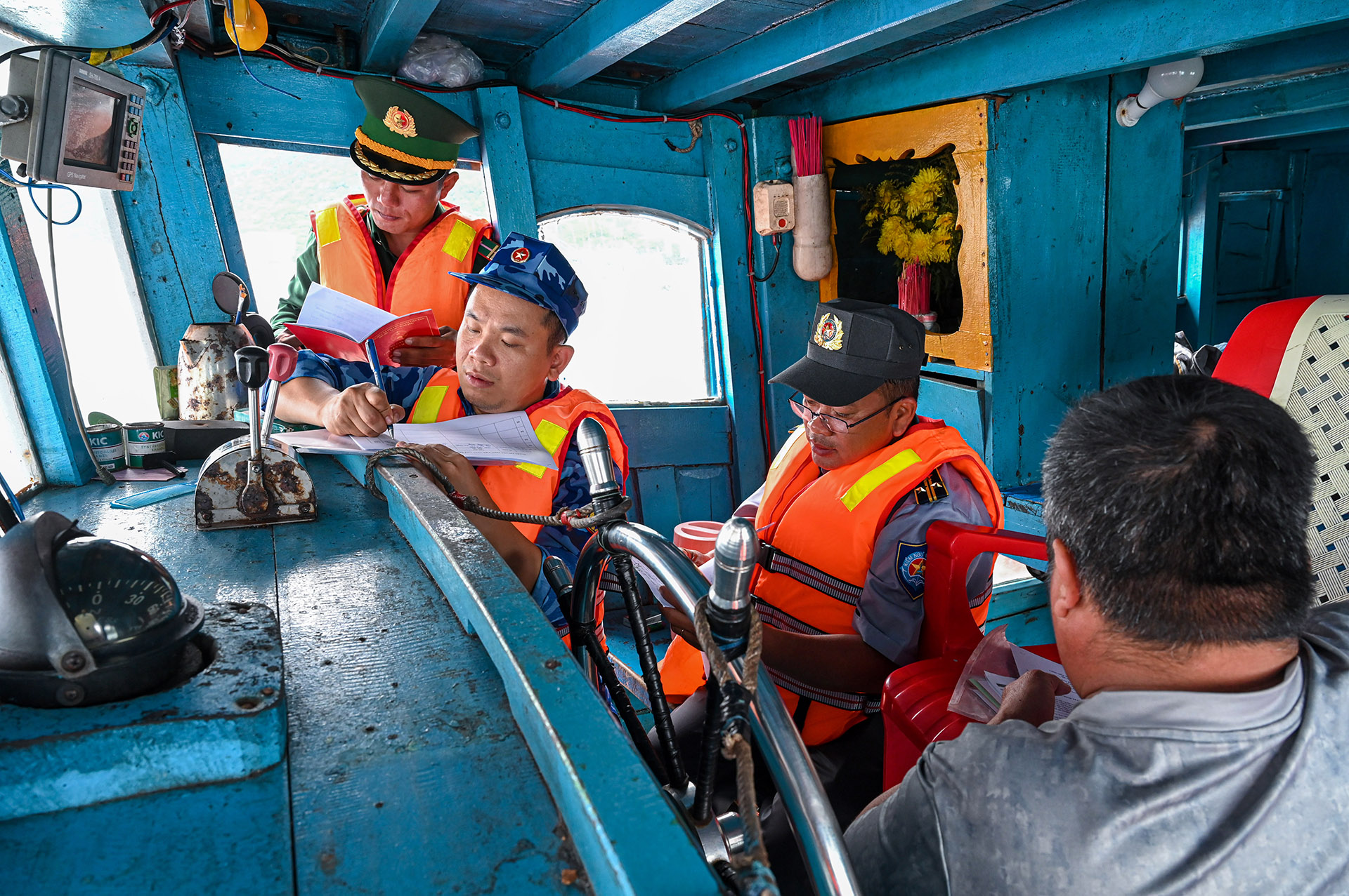 Kiểm tra giấy tờ của tàu và thuyền viên trên tàu đánh cá.