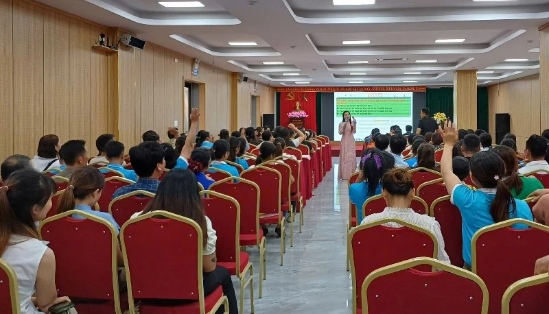 Các đại biểu giao lưu, chia sẻ kinh nghiệm tại hội nghị.